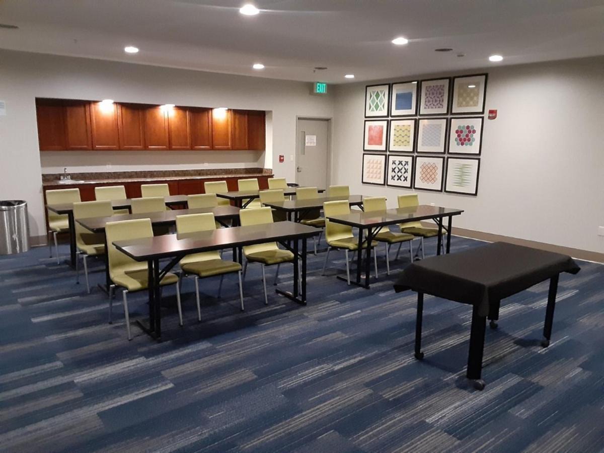 Holiday Inn Express Hotel And Suites Lincoln Airport By Ihg Exterior foto